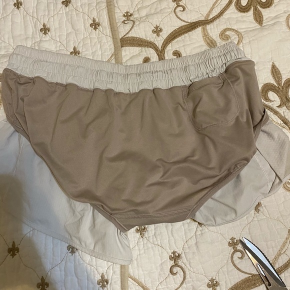 Hotty Hot lululemon shorts size 10 - Picture 5 of 6